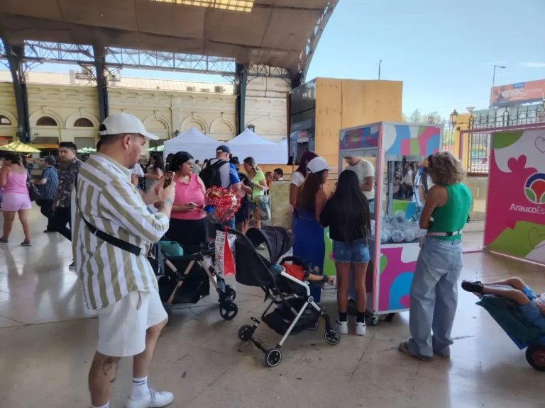 Público haciendo fila para jugar en la peluchera personalizada de Arauco Estación