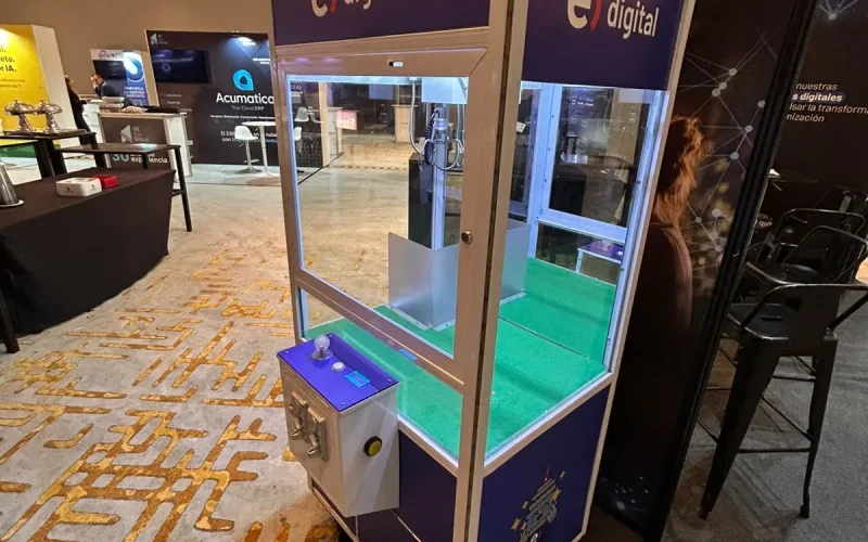 Peluchera personalizada de Entel Digital en una feria empresarial