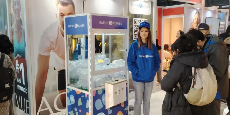 Máquina atrapa peluches personalizada Rotter & Krauss en stand de feria corporativa