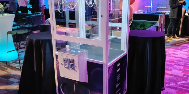 Peluchera personalizada Tecnoxperience iluminada con luces neón en un evento corporativo