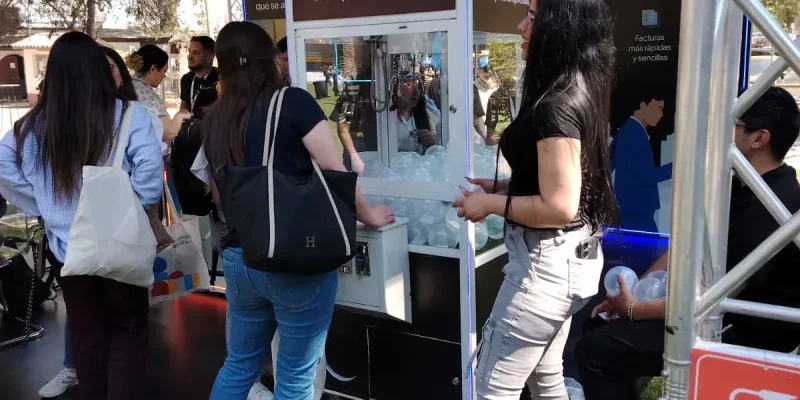 Peluchera personalizada de Uber para Empresas con asistentes jugando en una activación de marca