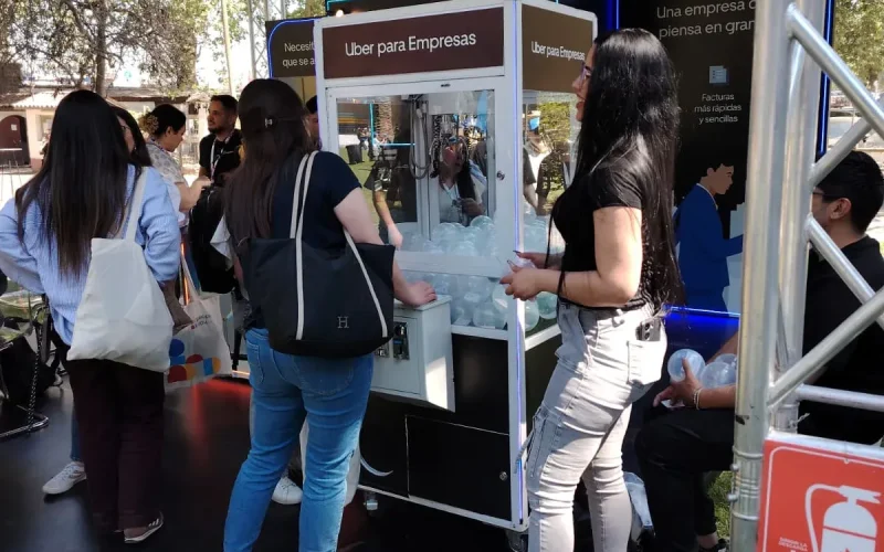 Peluchera personalizada de Uber para Empresas con asistentes jugando en una activación de marca