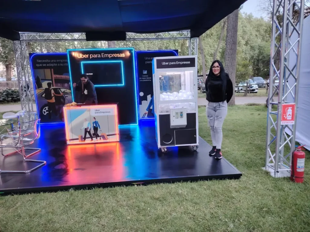 Stand de Uber para Empresas con peluchera personalizada y anfitriona recibiendo al público